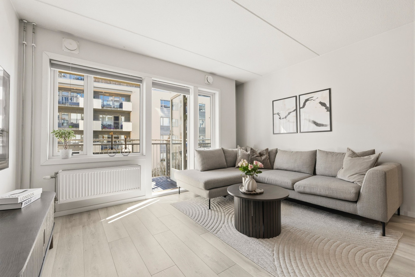 Stuen er malt i en moderne og fin fargetone. Galleribilde