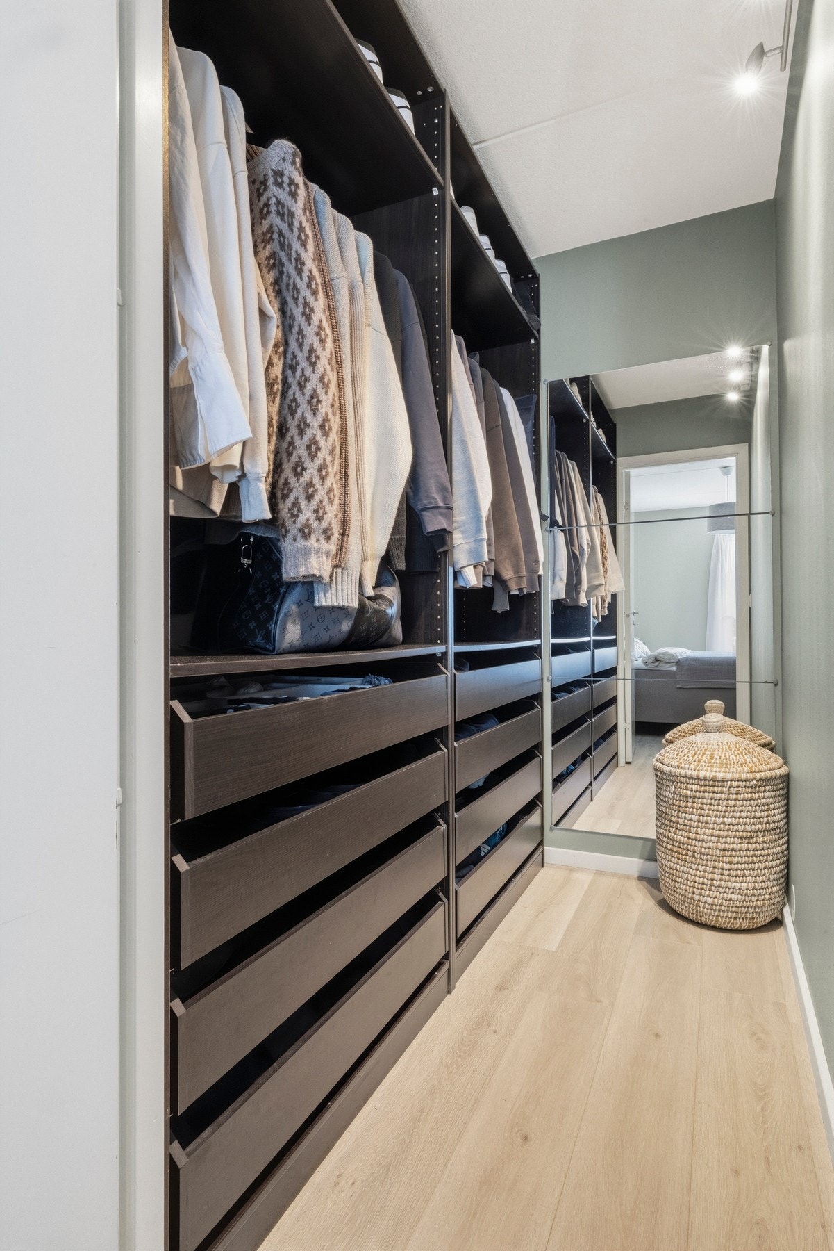 Innvendig bod som i dag er benyttet som walk-in closet. Galleribilde