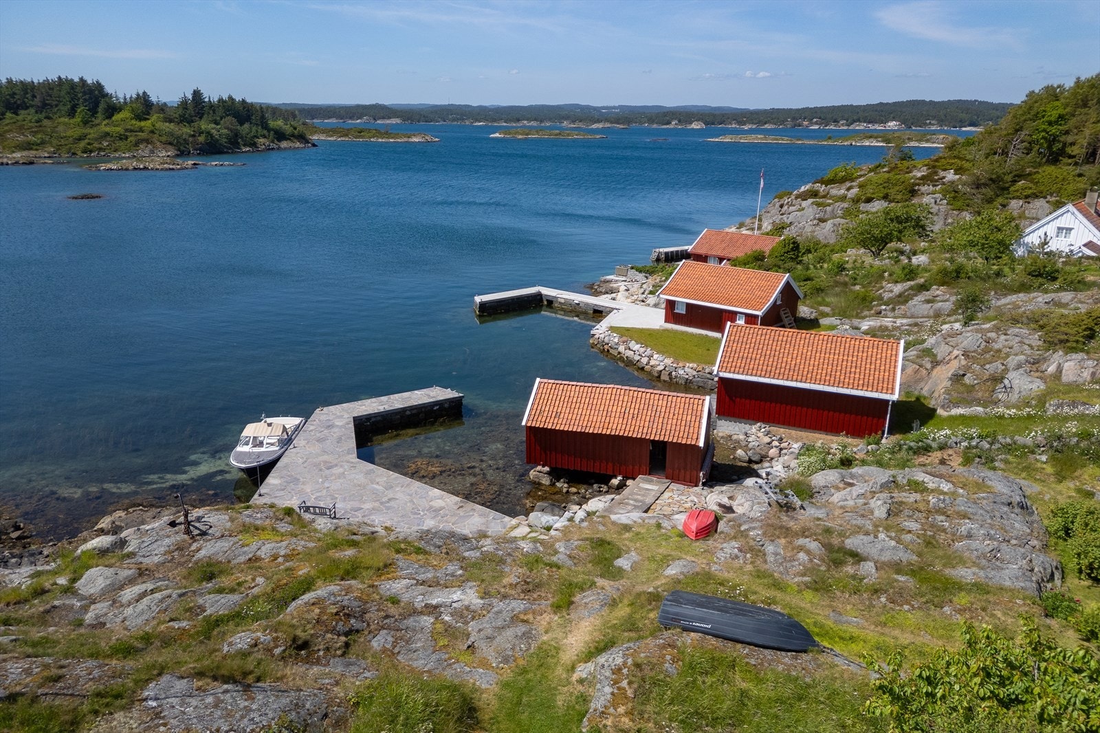 Solid bryggeanlegg og sjø romslig sjøbu Galleribilde