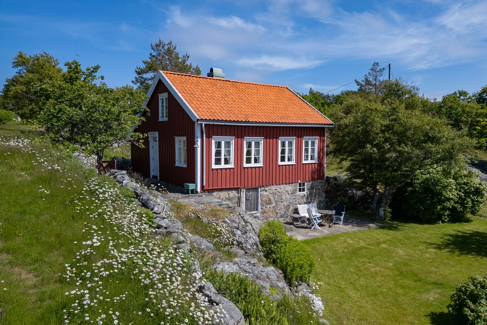 Flott opparbeidet og skjermet platting foran huset Galleribilde