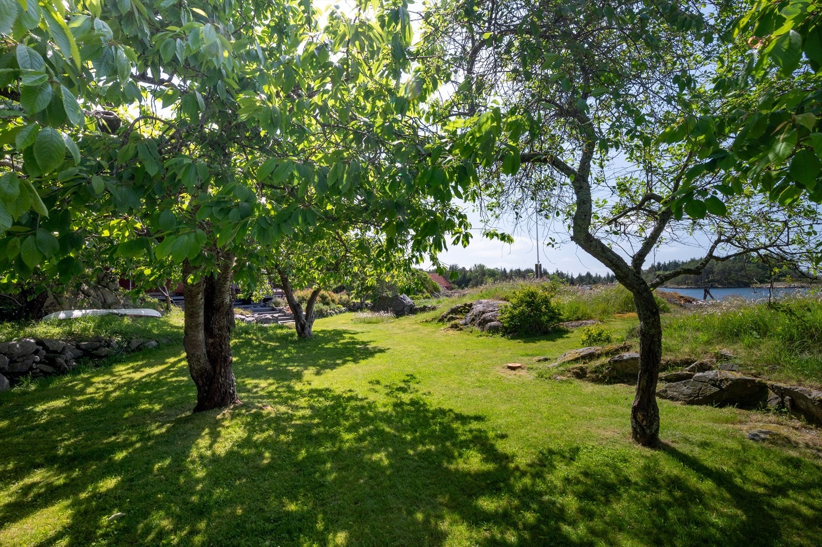 Meget flott opparbeidet hage og uteområder på eiendommen. Oppleves som en oase! Galleribilde