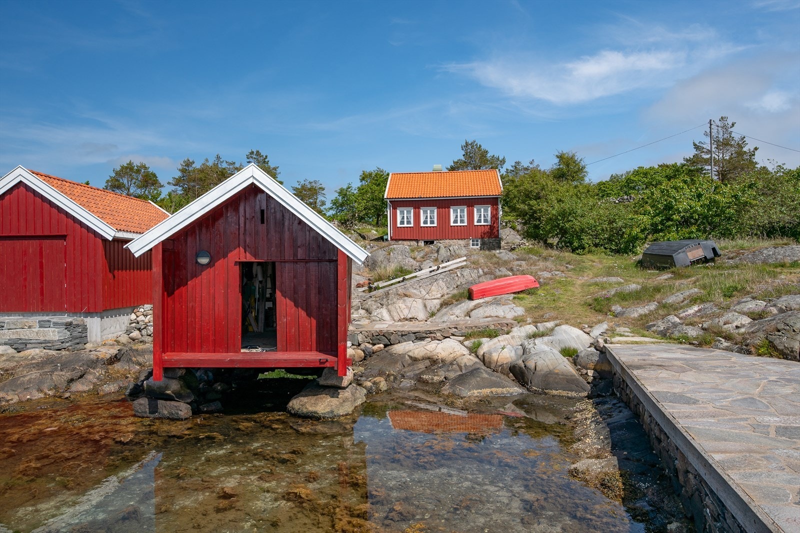 Meget praktisk sjøbu med god lagringsplass Galleribilde