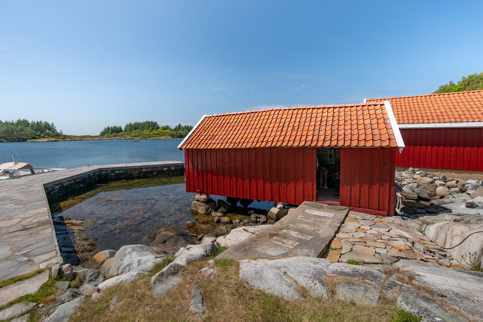 Sjøbuen er av eldre alder men er godt vedlikeholdt Galleribilde