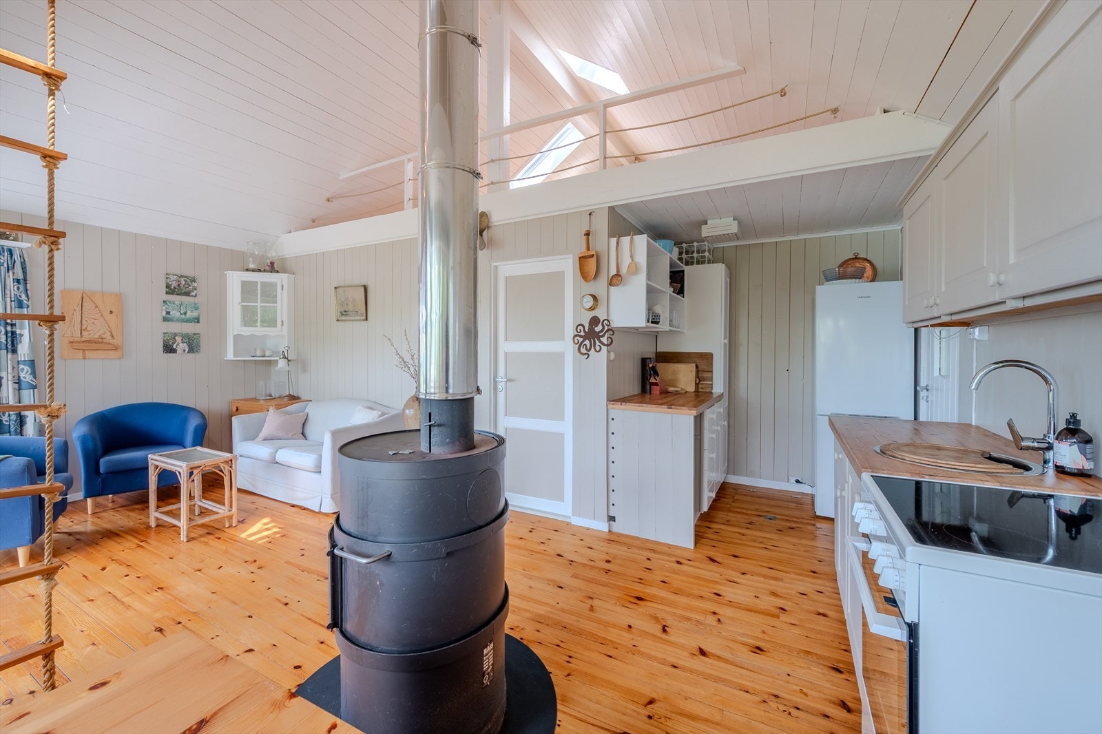 Det er hems på hver sin side av stua Galleribilde