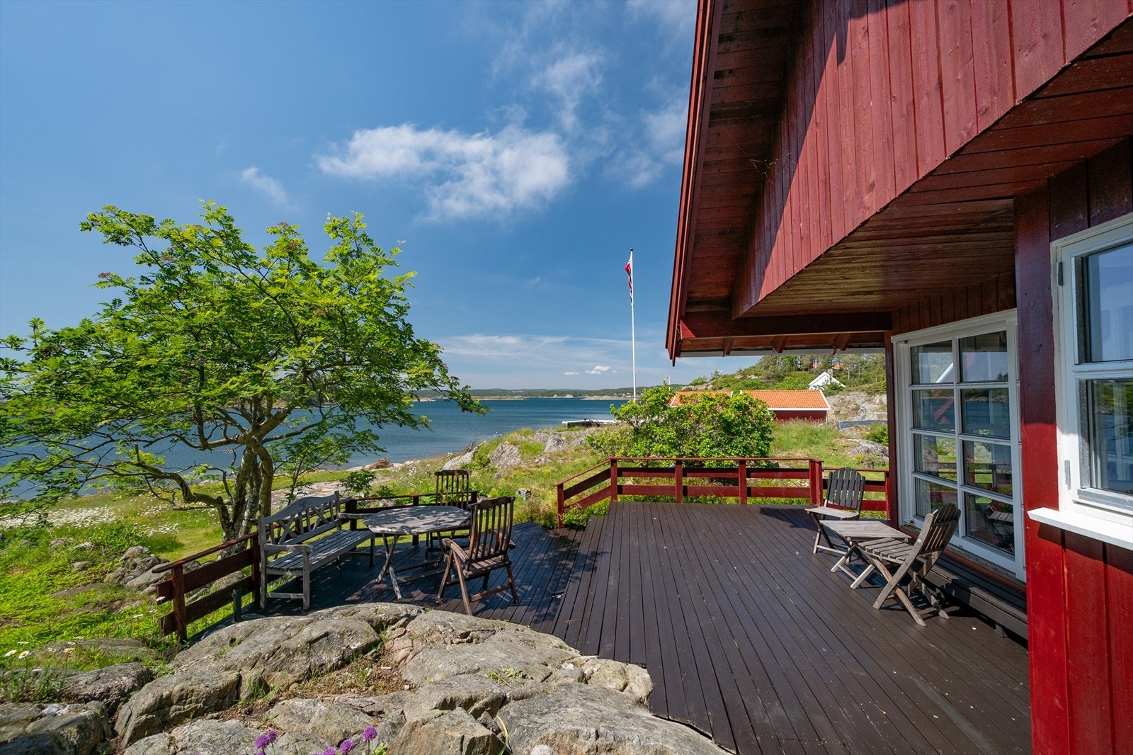 Stor og solrik terrasse med enkel tilgang fra stuen Galleribilde