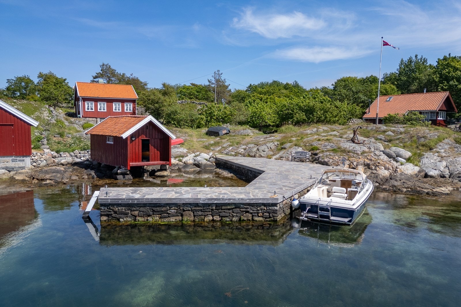 Solid bryggeanlegg med plass til flere båter Galleribilde