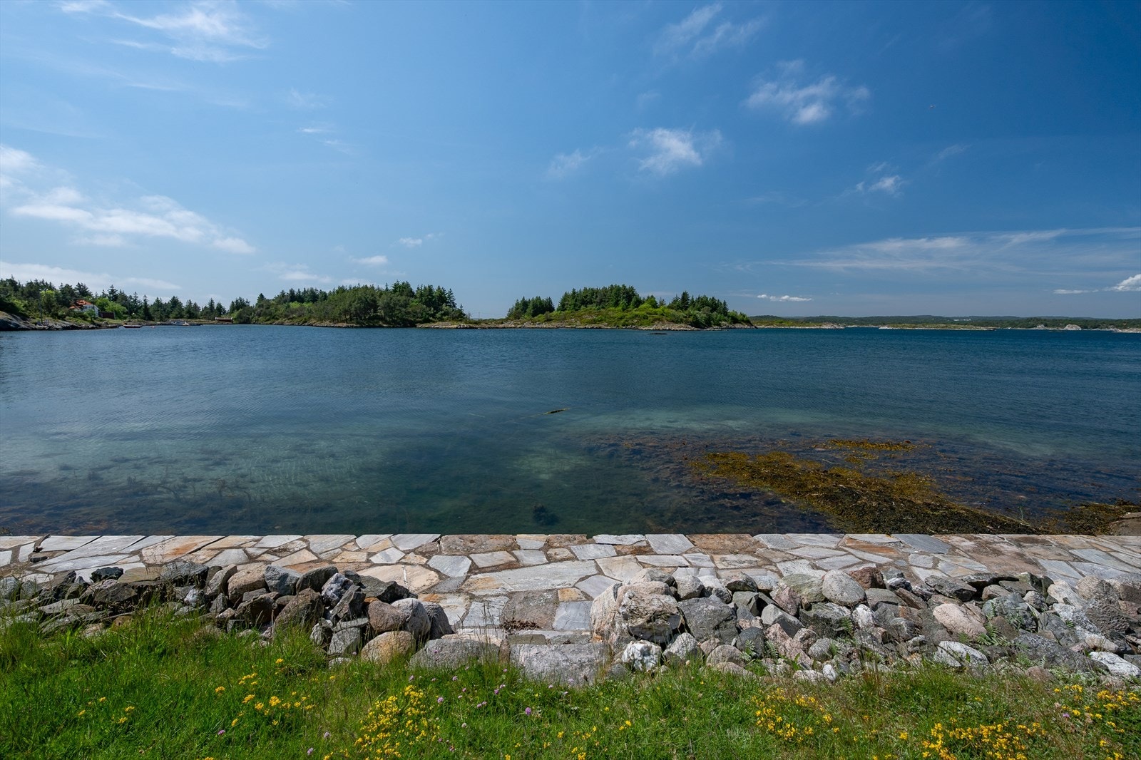 Forstøtningsmuren er godkjent og beskytter tomten godt Galleribilde