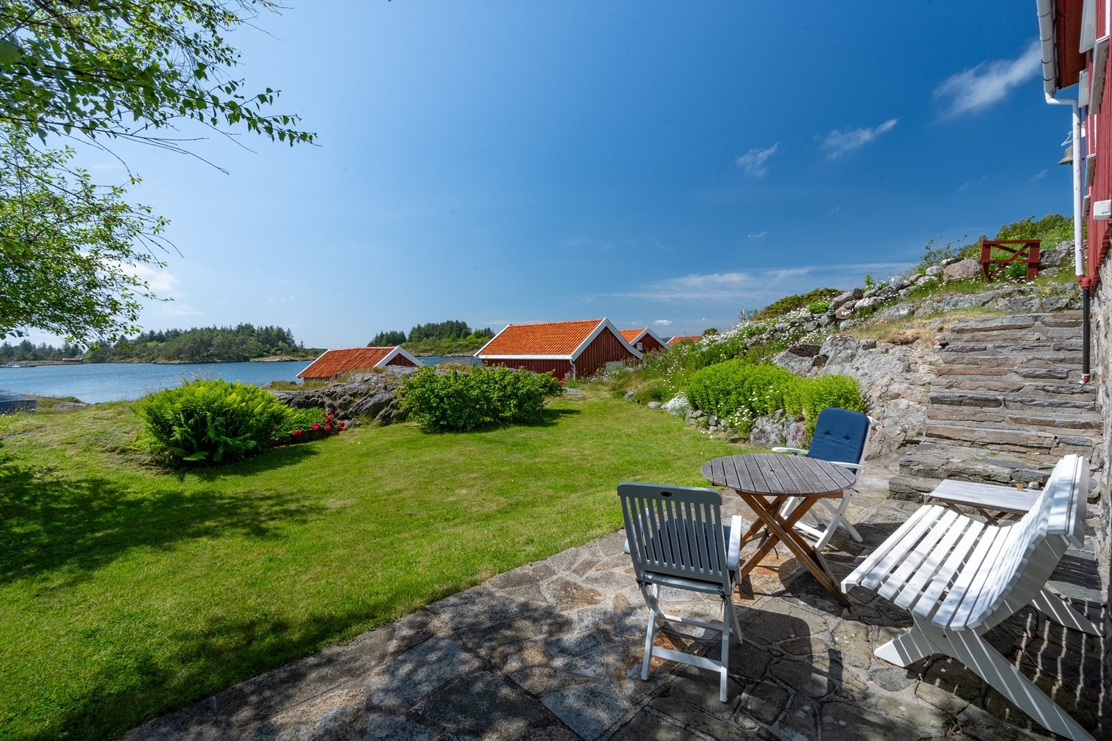 Solrik og skjermet platting foran Homborøya 25 Galleribilde