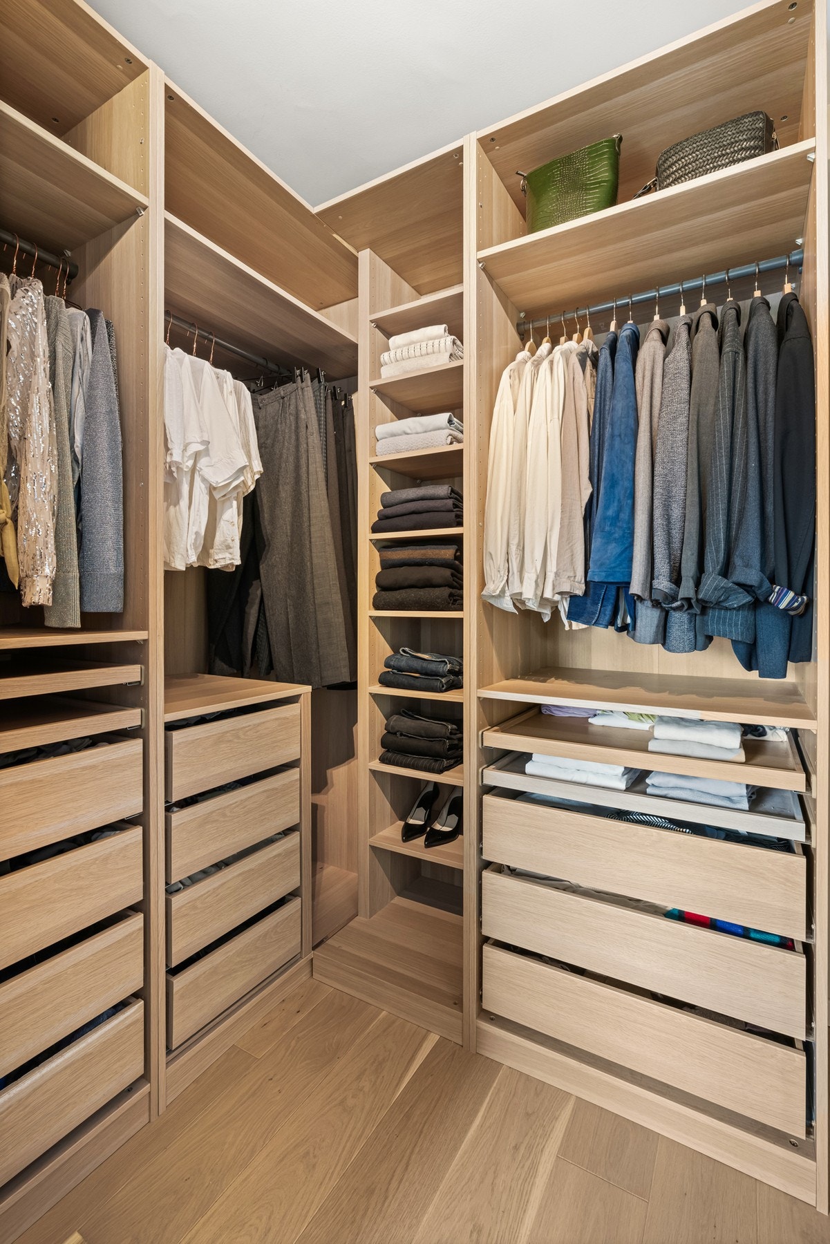 Stort walk-in closet med moderne garderobeinnredning. Ytterligere lagringsplass i kjellerbod på til sammen ca. 6 kvm. Galleribilde