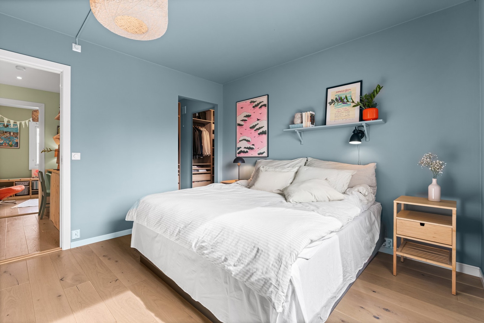 Rommet har god plass til dobbeltseng, og rommet har også adkomst til et eget walk-in closet. Galleribilde