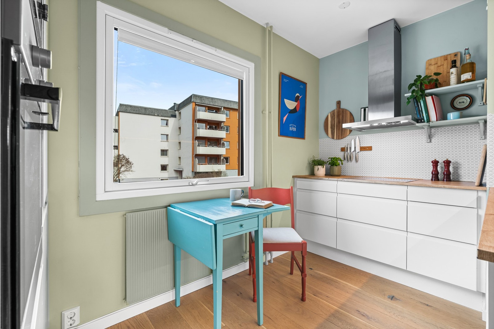 Leiligheten har et pent HTH-kjøkken fra 2020 praktisk plassert i eget rom. Fin plass til et frokostbord. Galleribilde
