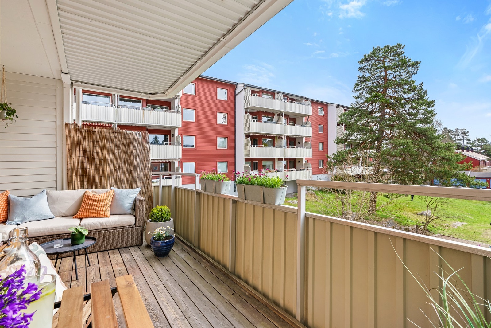 Balkongen er overbygd og har god plass til å innredes med ønsket møblement. Det er tillatt å grille med elektrisk- og gassgrill på balkongen. Galleribilde
