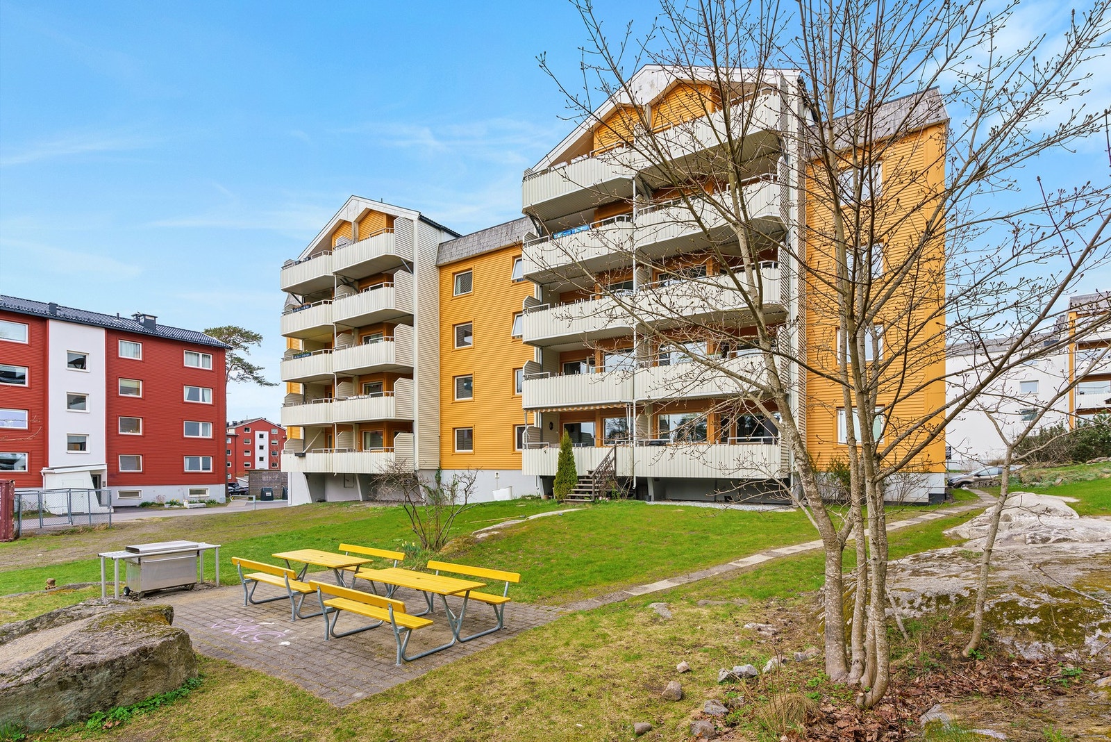 Leiligheten ligger fint plassert på enden i andre etasje og vender ut mot borettslagets pent opparbeidede fellesarealer. Galleribilde