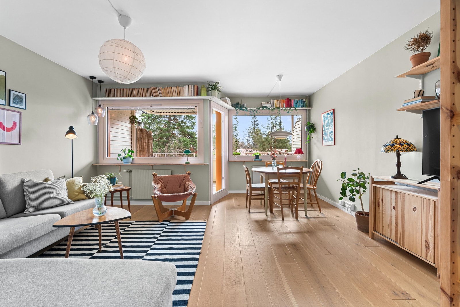Velkommen til en stilren og lys 3-roms endeleilighet på 72m² med stor, solrik balkong, skjermet beliggenhet og meget god standard i andre etasje. Galleribilde