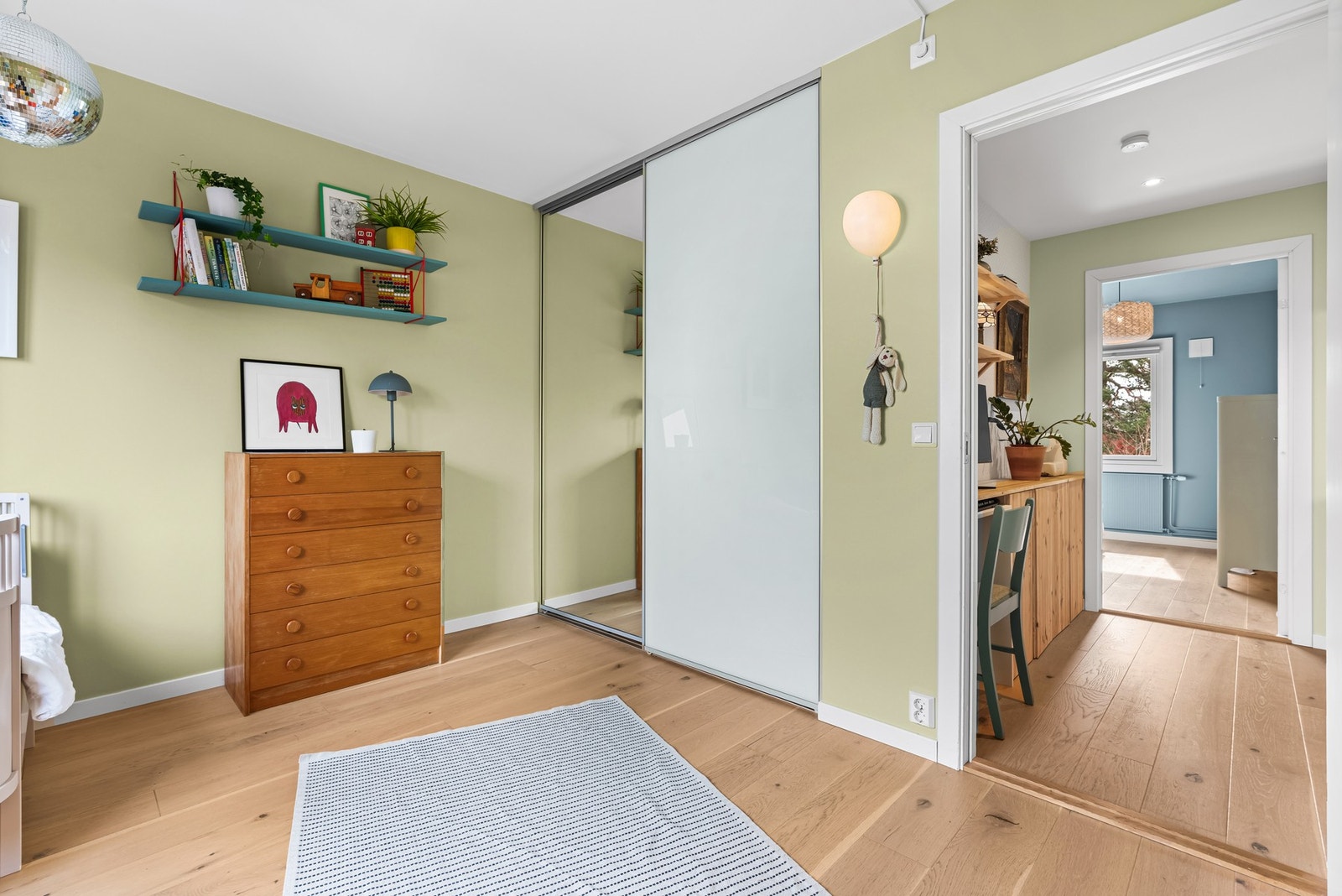 Rommet fungerer ypperlig som f.eks. barnerom, gjesterom og/eller kontor, og er innredet med en stor skyvedørsgarderobe for lagring. Galleribilde