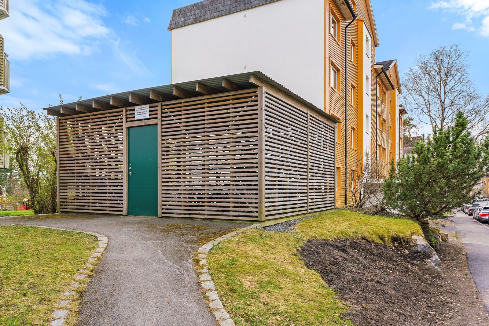 Beboere har tilgang på felles sykkelrom ute og i kjelleretasjen. Galleribilde