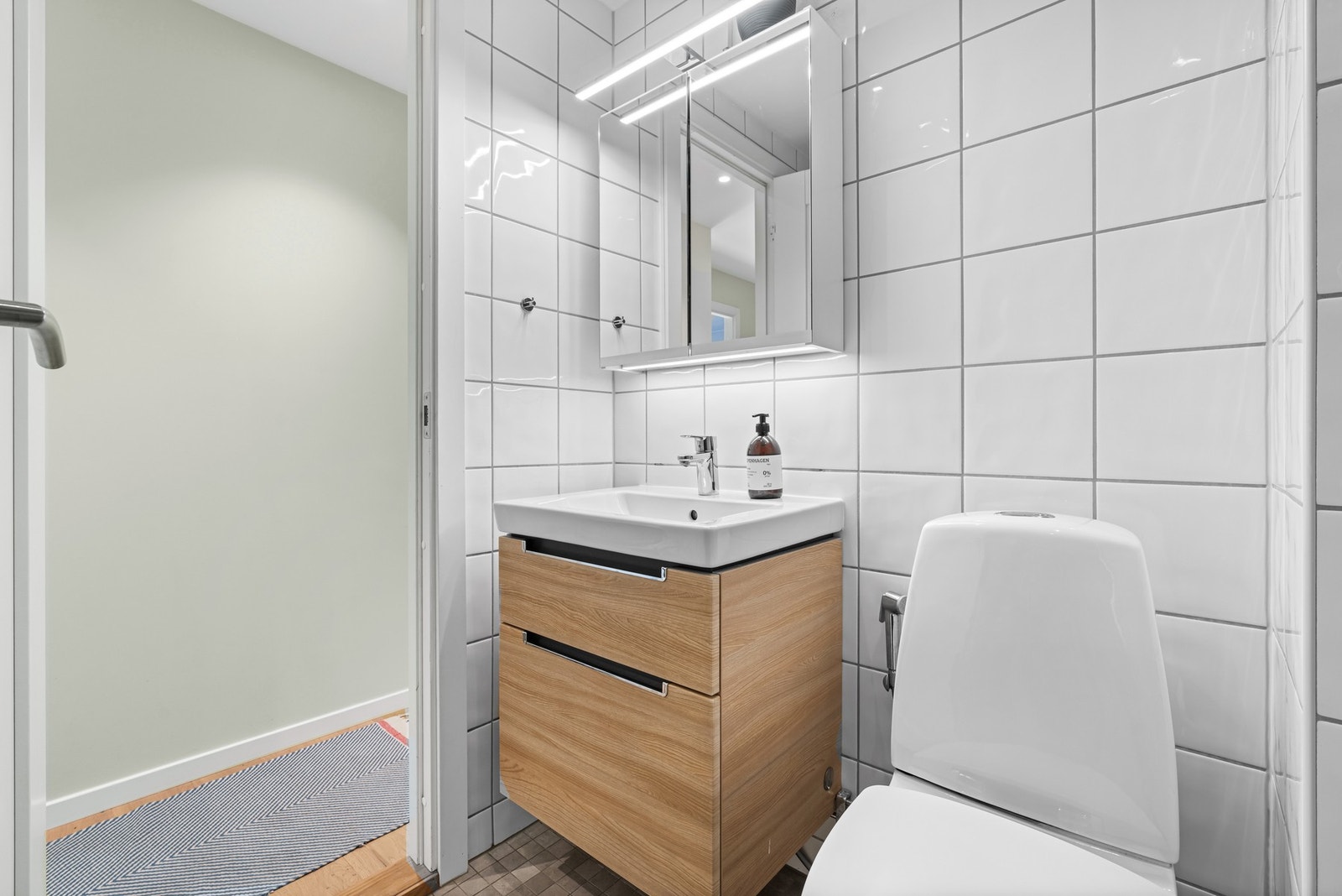Badet ble oppgradert med nytt inventar fra Villeroy & Boch i 2018, og det er i 2025/26 byttet termostat og ledlys. Galleribilde