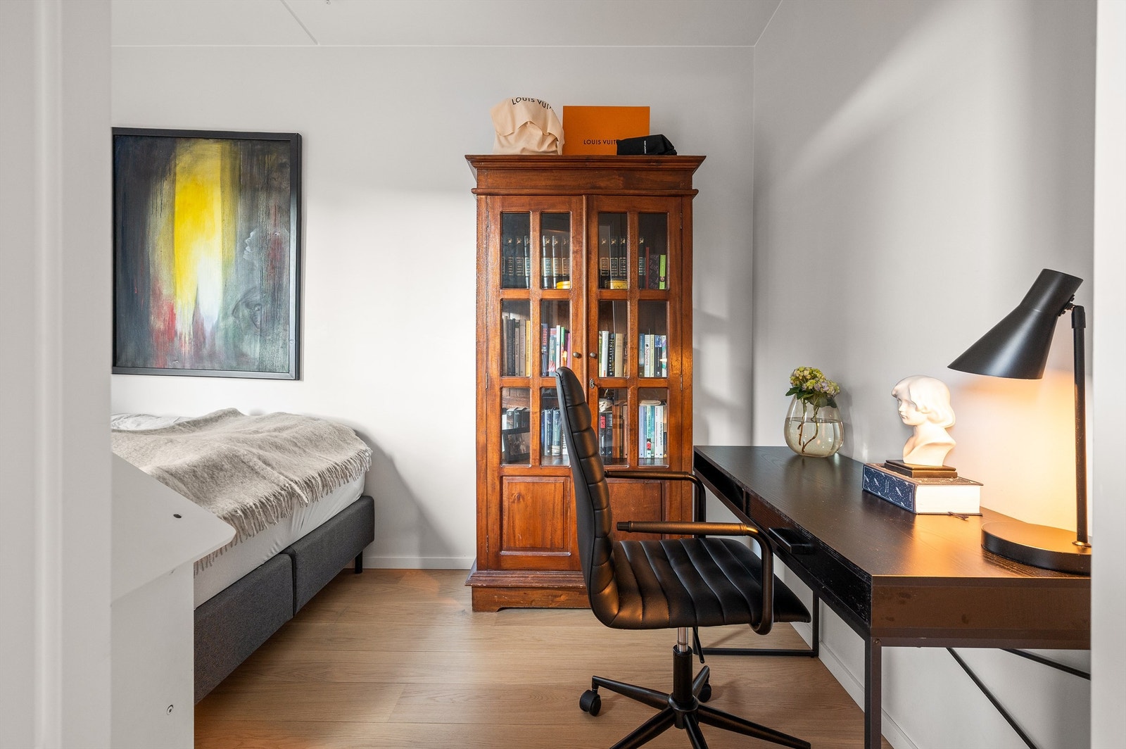 Leilighetens tredje soverom, her benyttet som kontor og gjesterom. Galleribilde