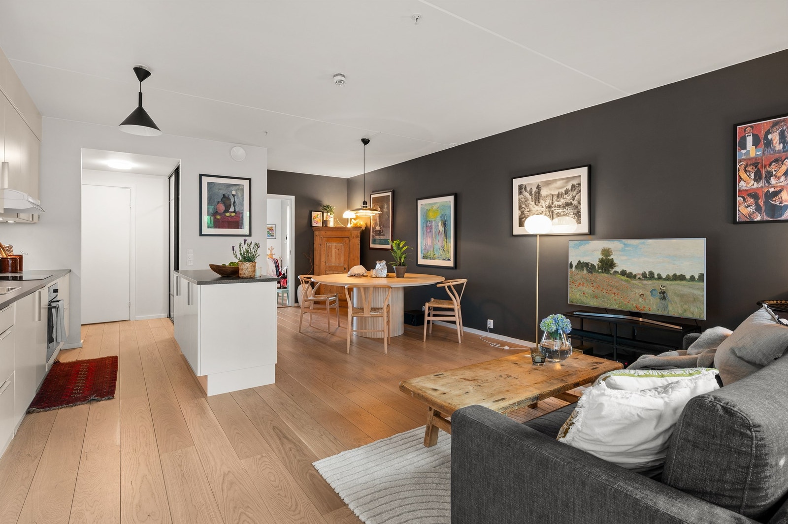 Leiligheten har en gjennomgående planløsning med to balkonger! Galleribilde