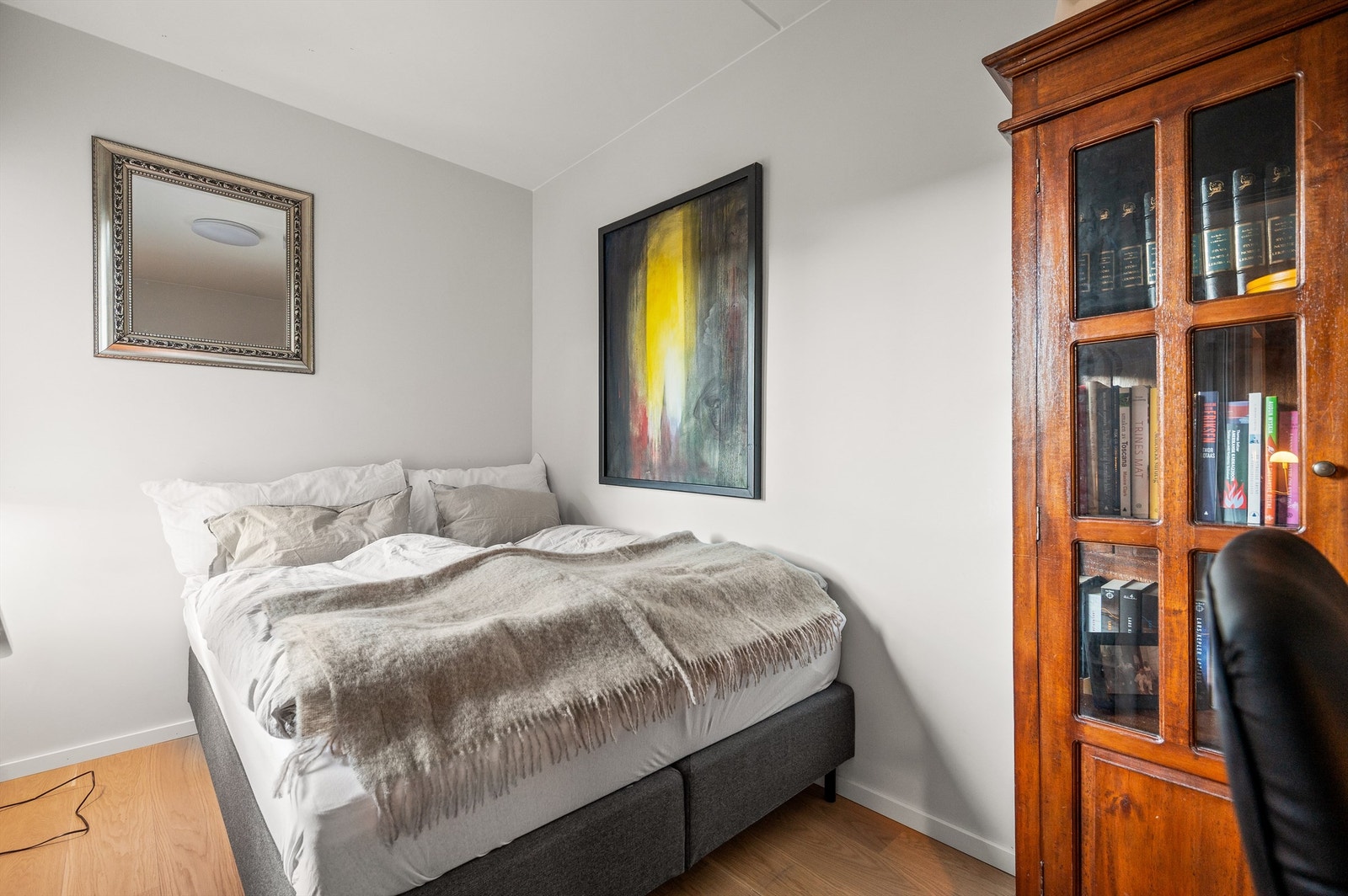 Rommet har god plass til både seng og kontorløsning. Galleribilde