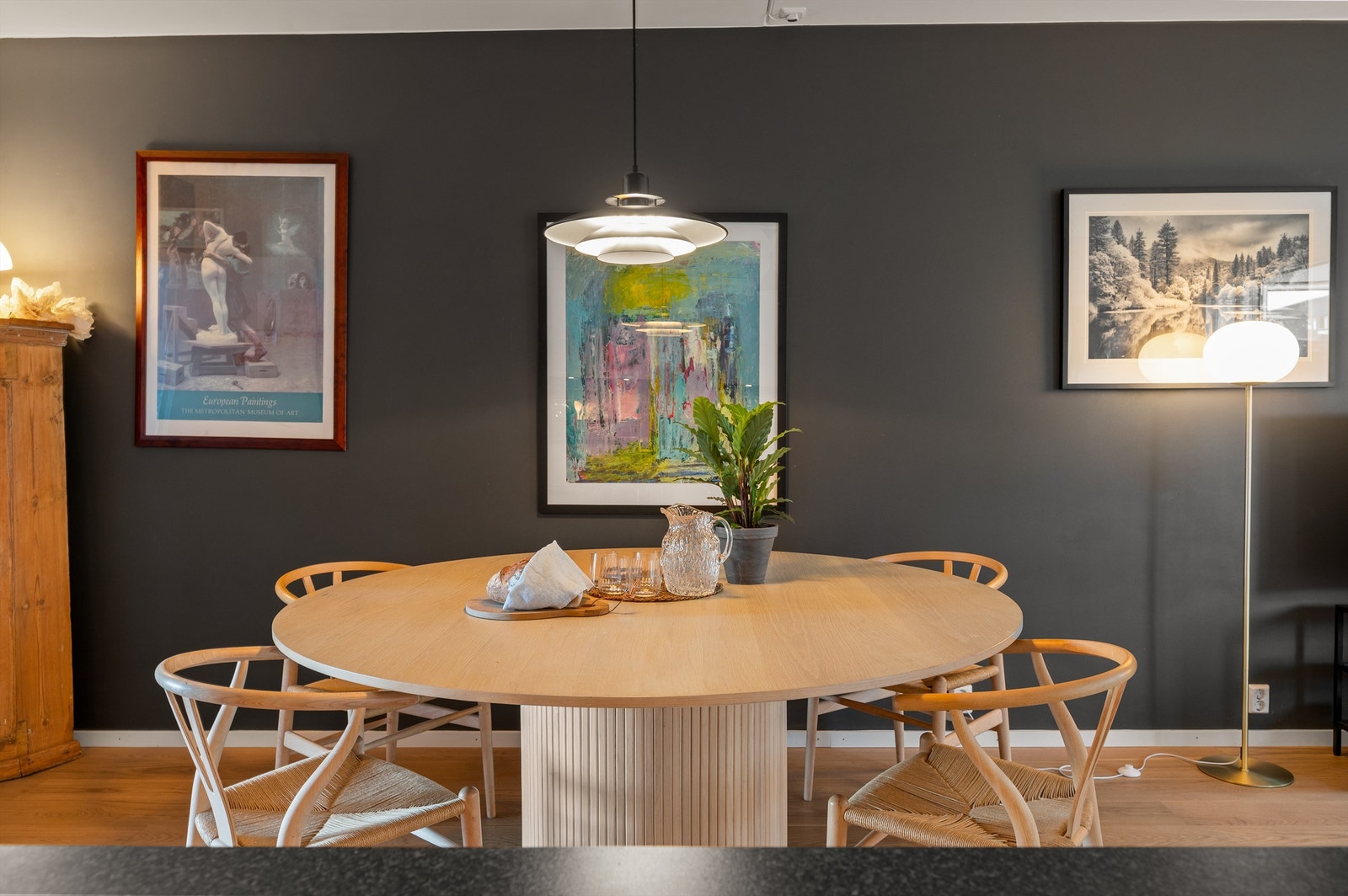 Spisestuen har god plass til et stort spisebord for hyggelige sammenkomster. Galleribilde