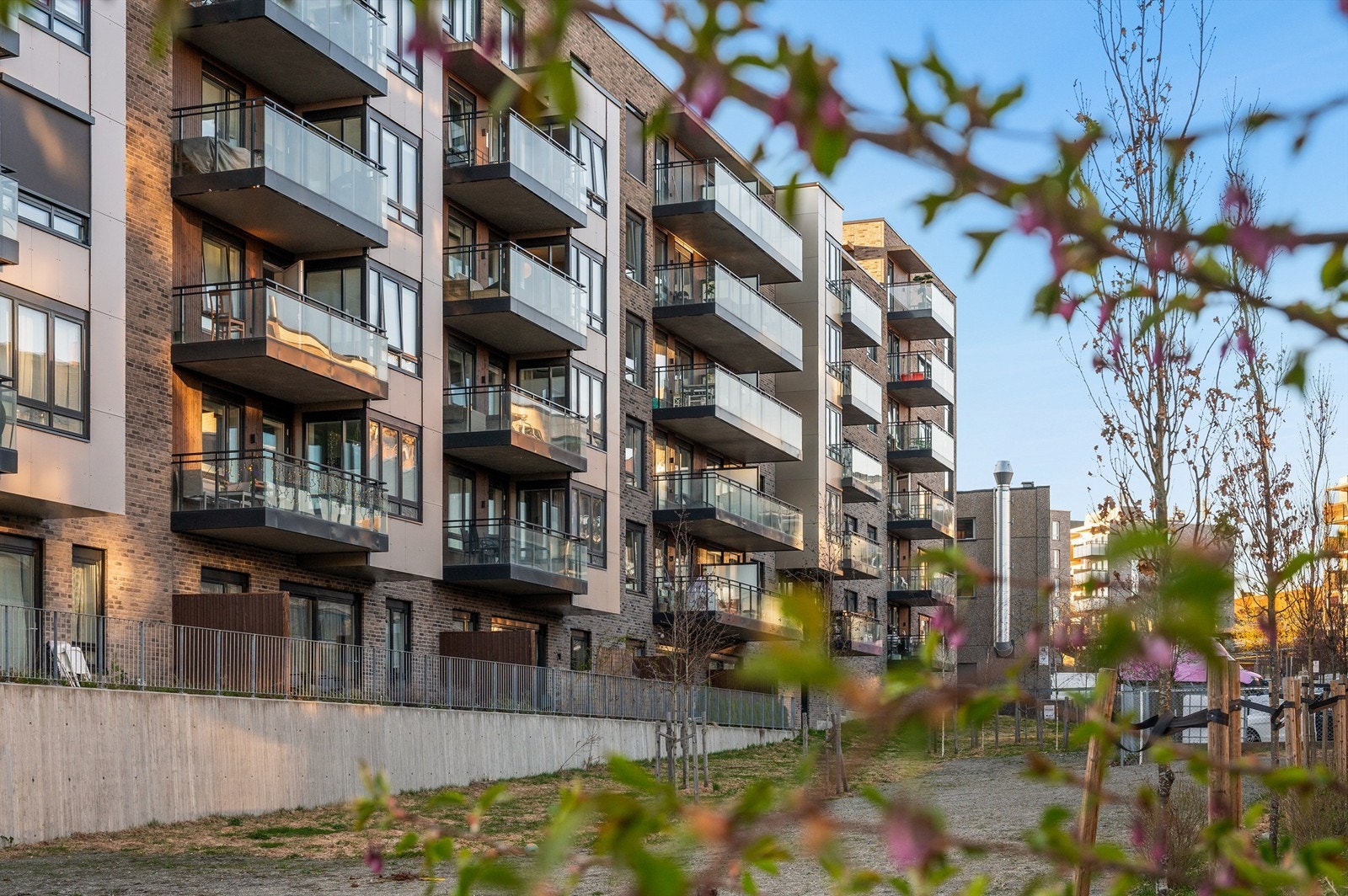 Det medfølger en garasjeplass i felles, oppvarmet parkeringskjeller. Galleribilde