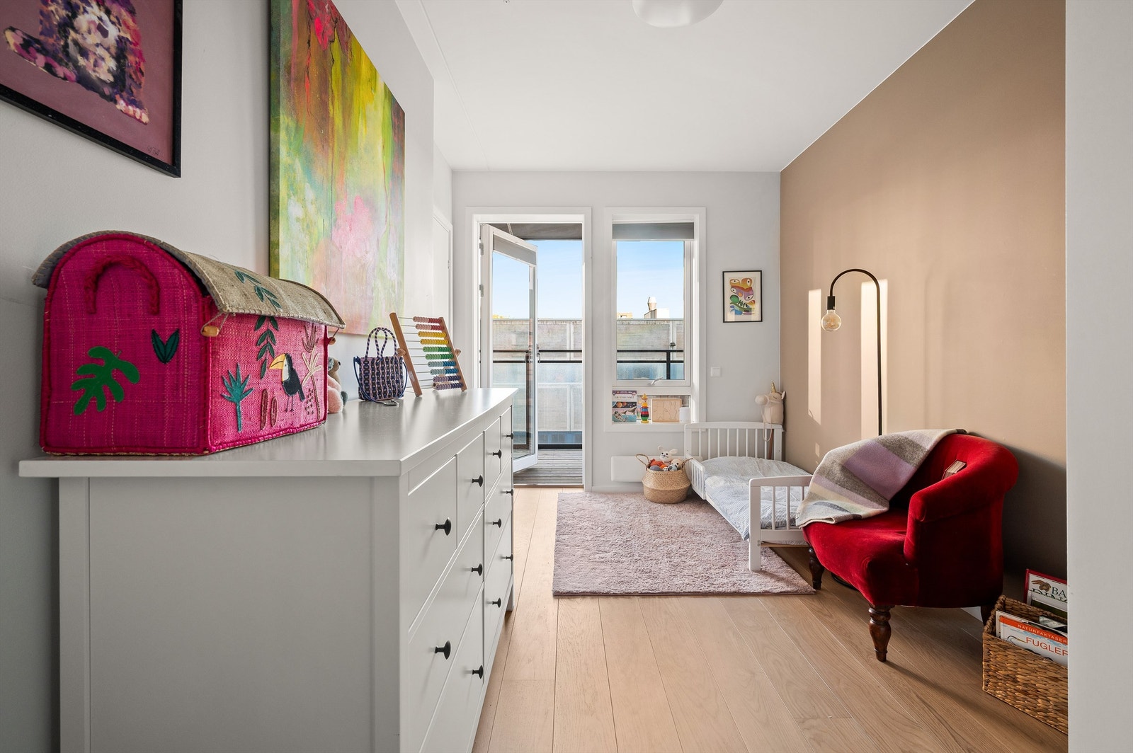 Det andre soverommet er lyst og trivelig, og har direkte utgang til den sørøstvendte balkongen. Galleribilde