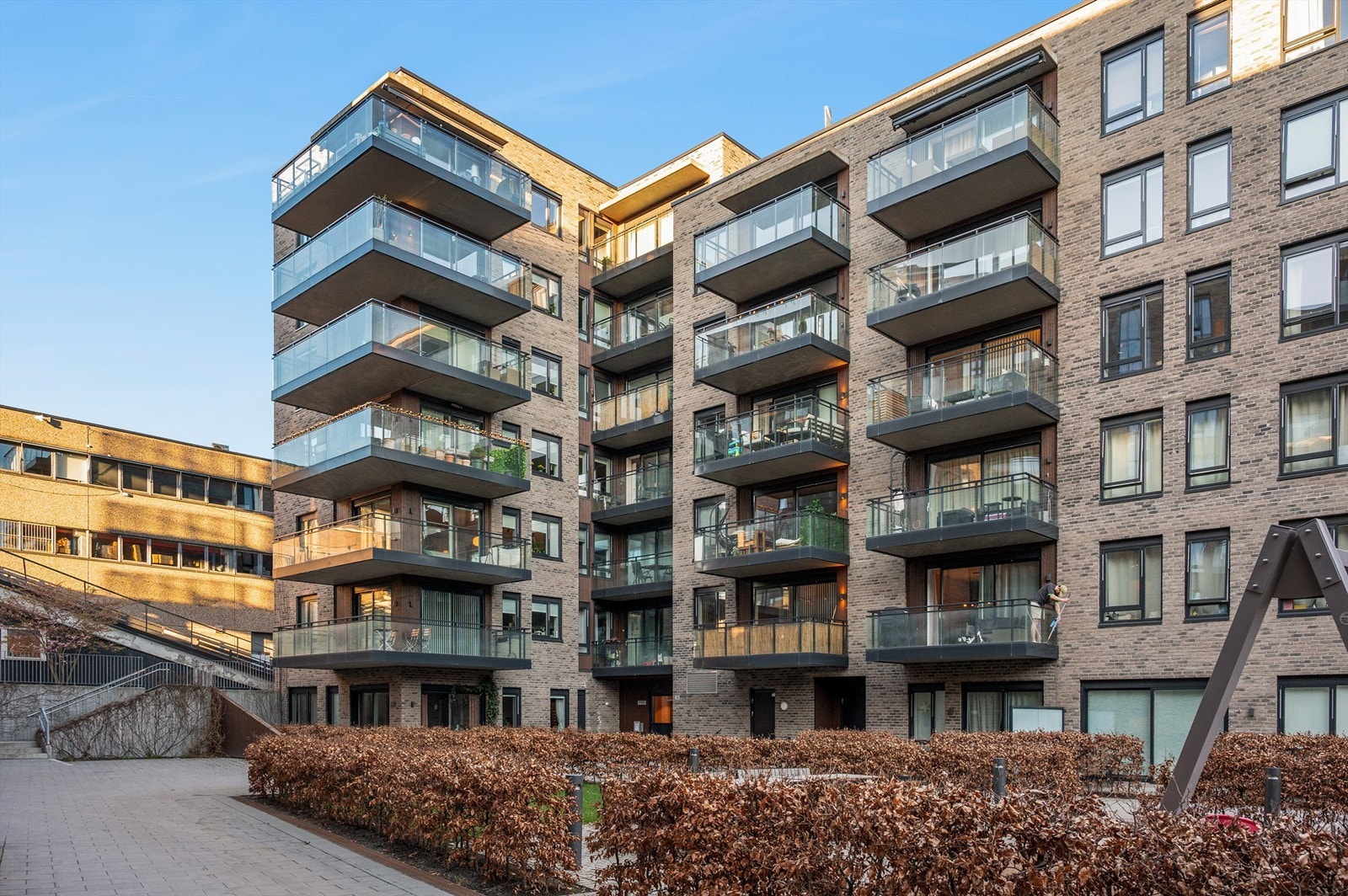 Bygget ble ferdigstilt i 2021 og har en moderne fasade med teglstein. Galleribilde