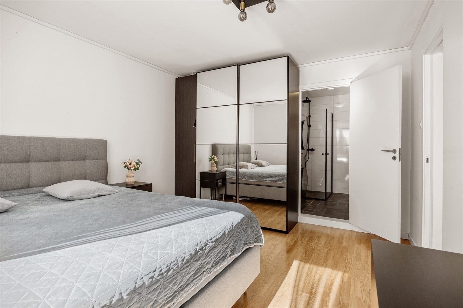 Rommet har en romslig skyvedørsgarderobe og direkte adkomst til badet. Galleribilde