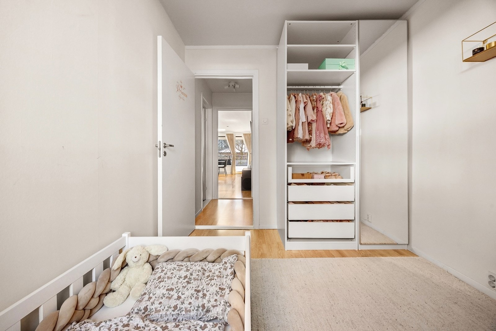 Rommet har gode oppbevaringsmuligheter. Galleribilde