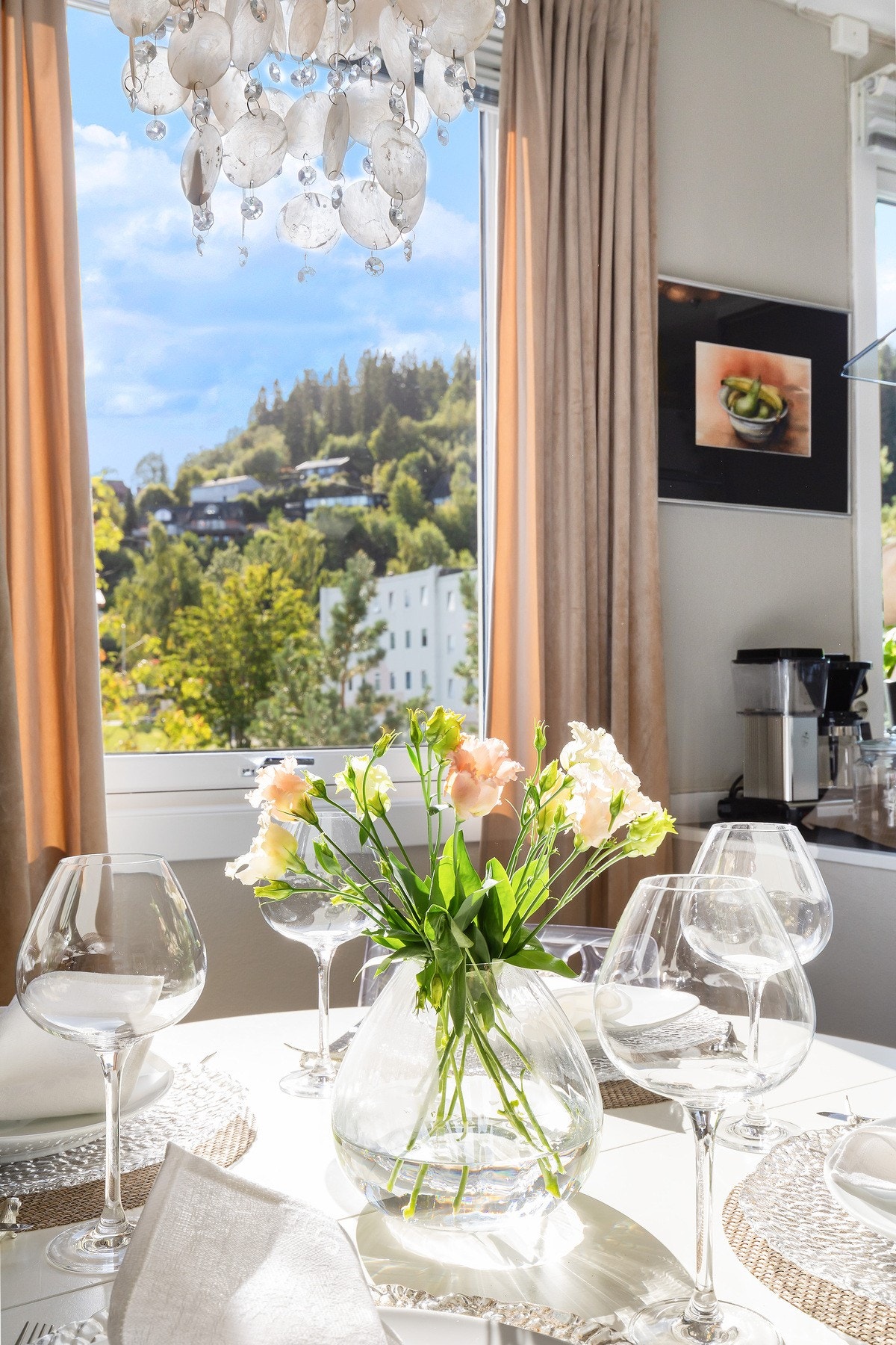 Vinduene slipper inn godt med naturlig lys i leiligheten Galleribilde