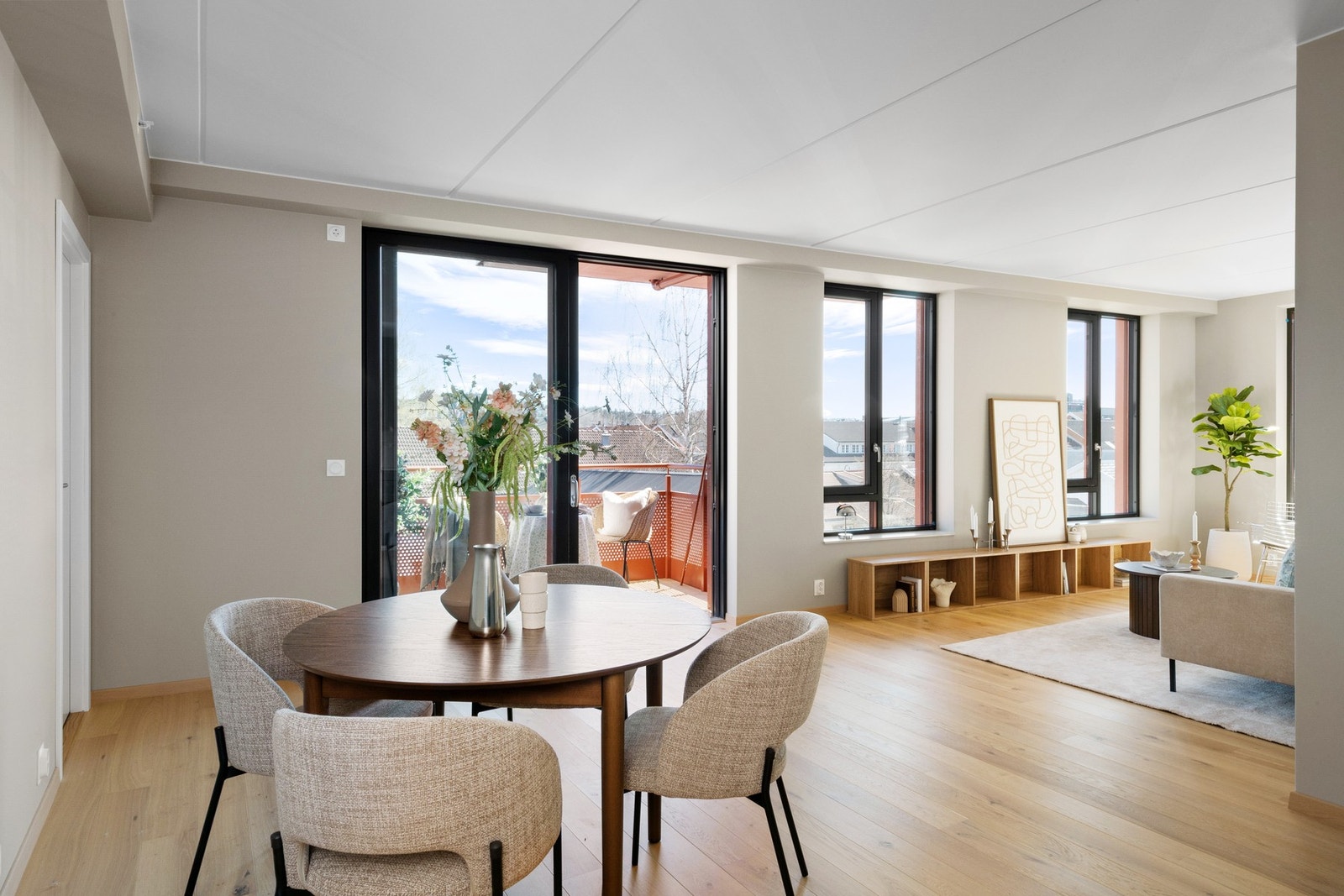 Hjørneleilighet med store vindusflater og rikelig med naturlig lys. Galleribilde