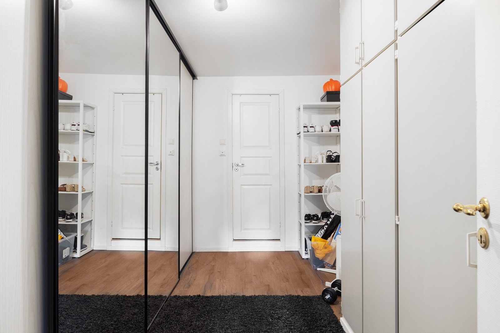 Praktisk walk-in closet med god oppbevaringsplass. Galleribilde