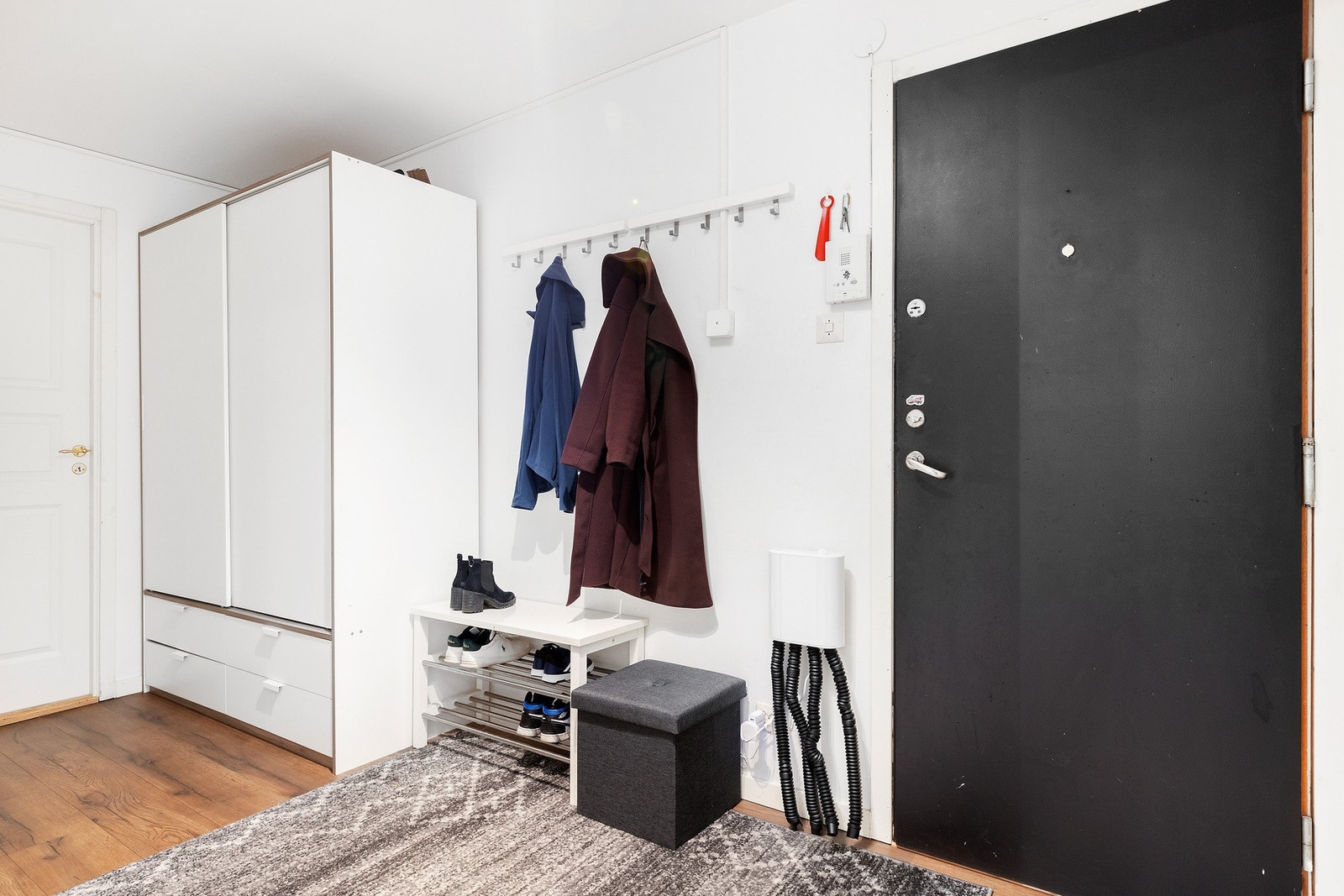 Innbydende entré med plass til oppbevaring. Galleribilde