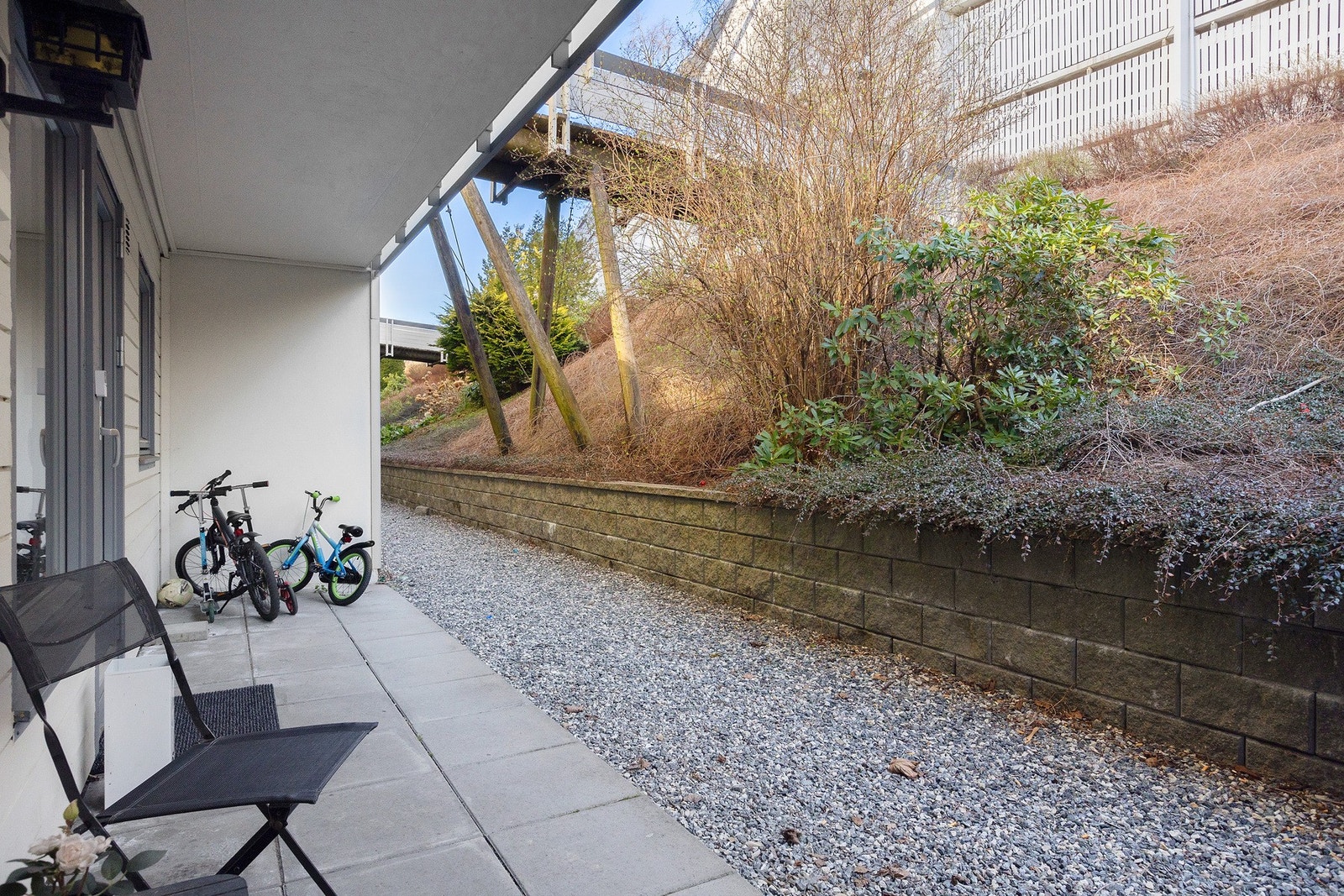 Skjermet terrasse med gode muligheter for utemøblering. Galleribilde