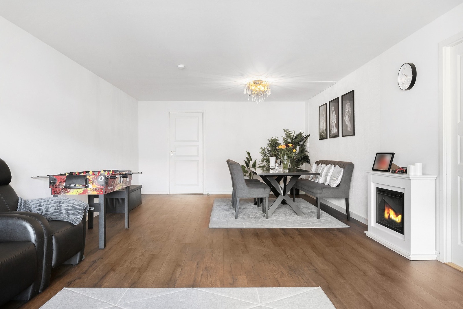 Lys og innbydende stue med store vindusflater som slipper inn rikelig med dagslys og gir en god romfølelse. Galleribilde