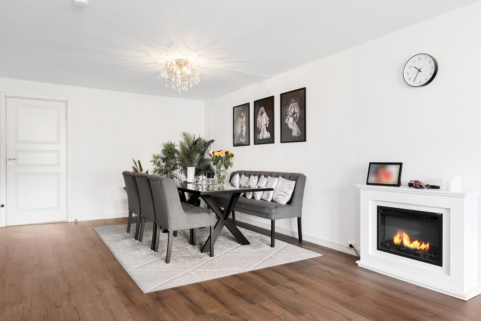 Spisestue med plass til større spisebord, ideelt for gjester og selskap. Galleribilde