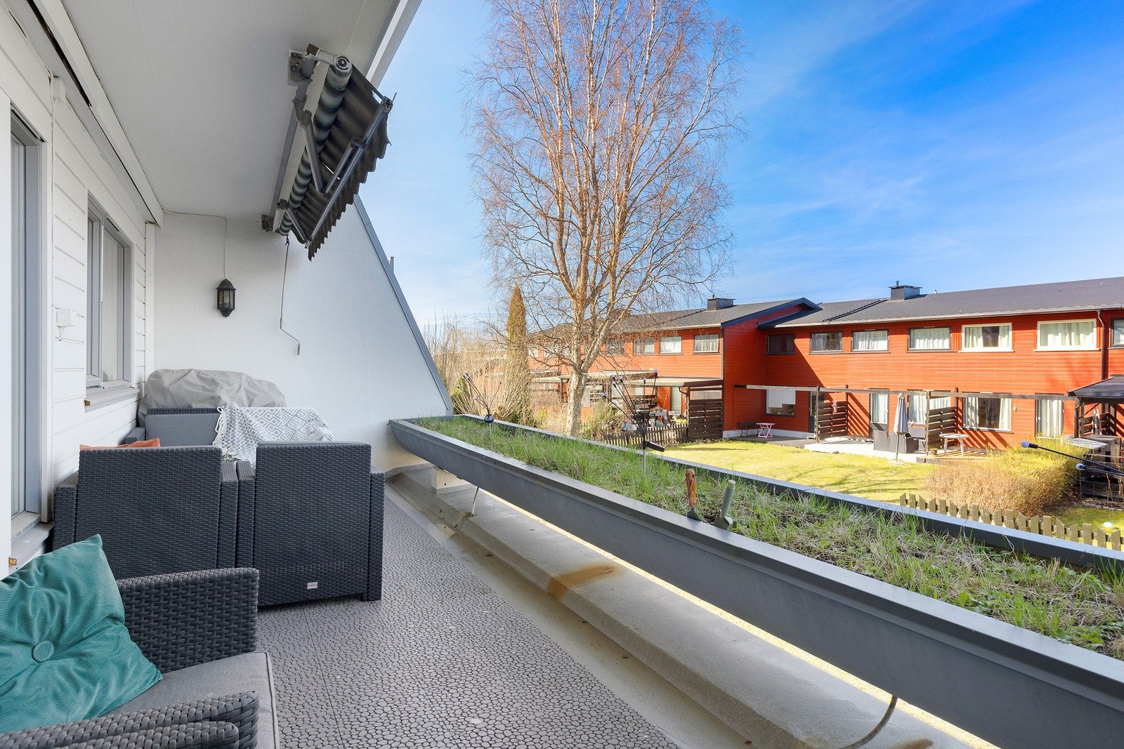 Romslig balkong på ca. 14 m² med god plass til utemøbler og hyggelige oppholdssoner. Galleribilde
