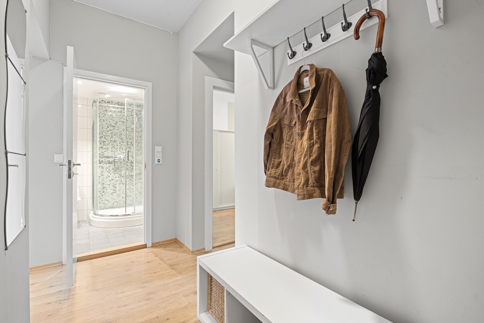 Entréen er lys og innbydende med praktiske løsninger for oppheng av yttertøy. Galleribilde