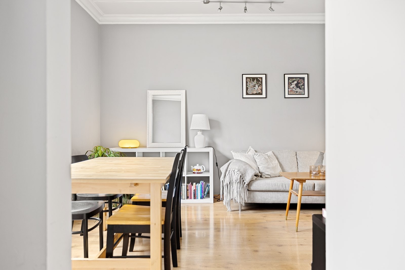 Her er det plass til spisebord med flere sitteplasser, perfekt for både middager og lange frokoster i helgene. Galleribilde