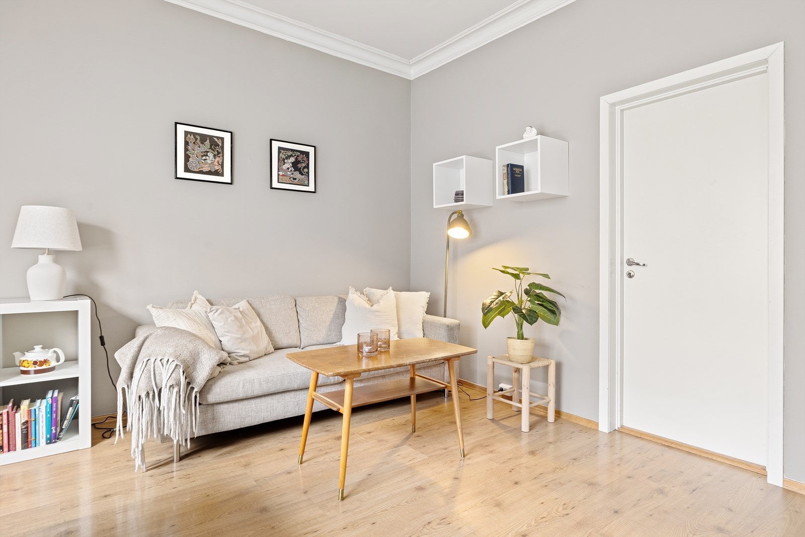 Her får man et lyst oppholdsrom med naturlig samlingspunkt for både hverdagsliv og hyggelige kvelder med gjester. Galleribilde