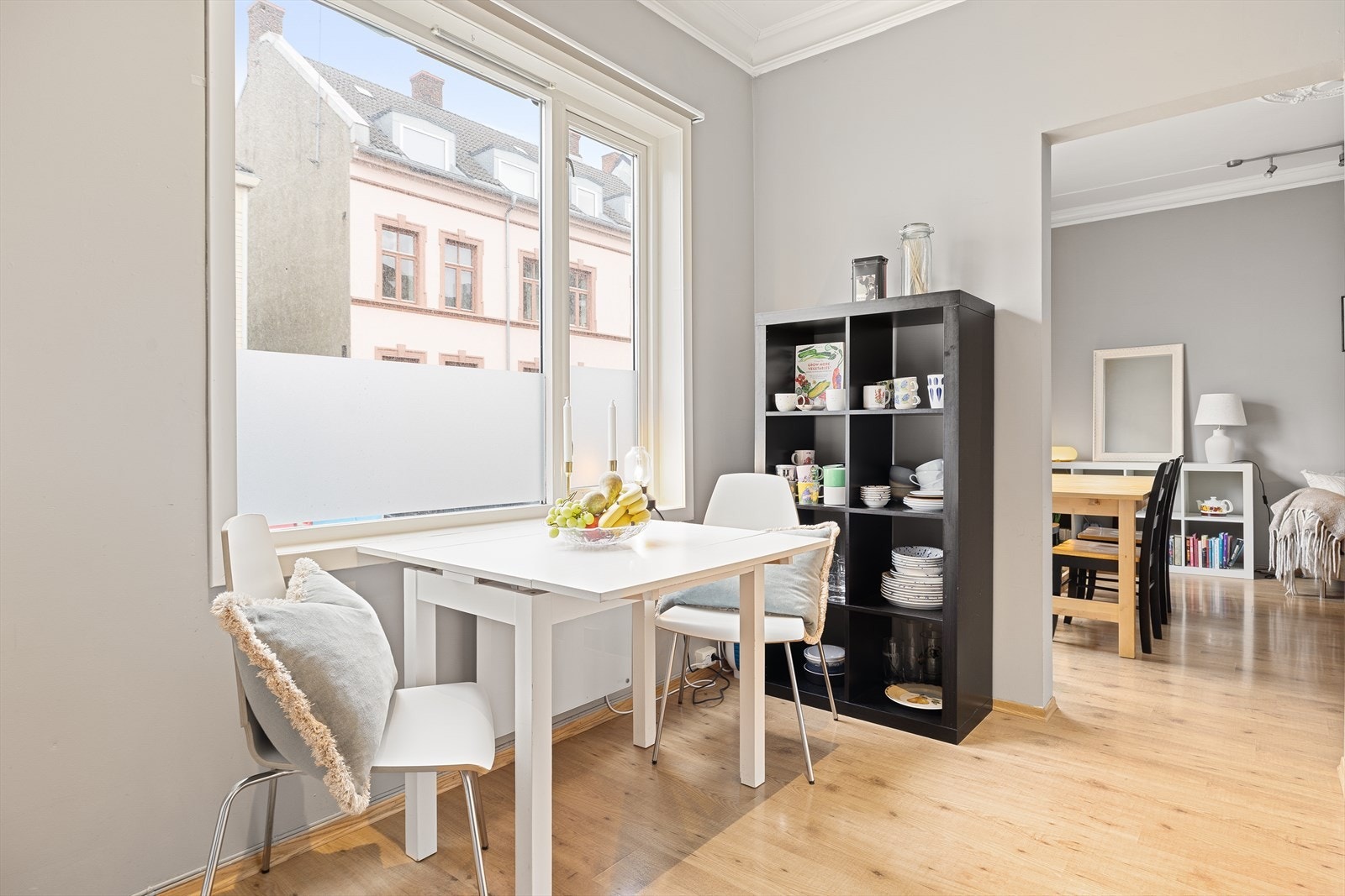 Kjøkkenet har også en hyggelig spiseplass som gjør det enkelt å samle venner og familie rundt måltidene. Galleribilde