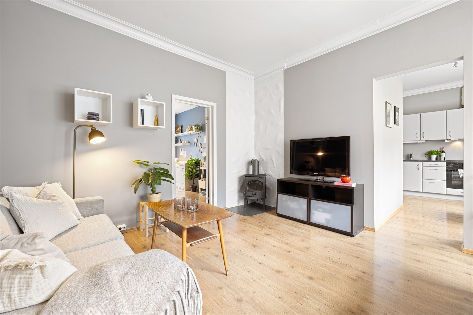 Velkommen inn i en romslig stue på ca. 16,1 m² med store vindusflater som slipper inn rikelig med dagslys og skaper en luftig atmosfære. Galleribilde