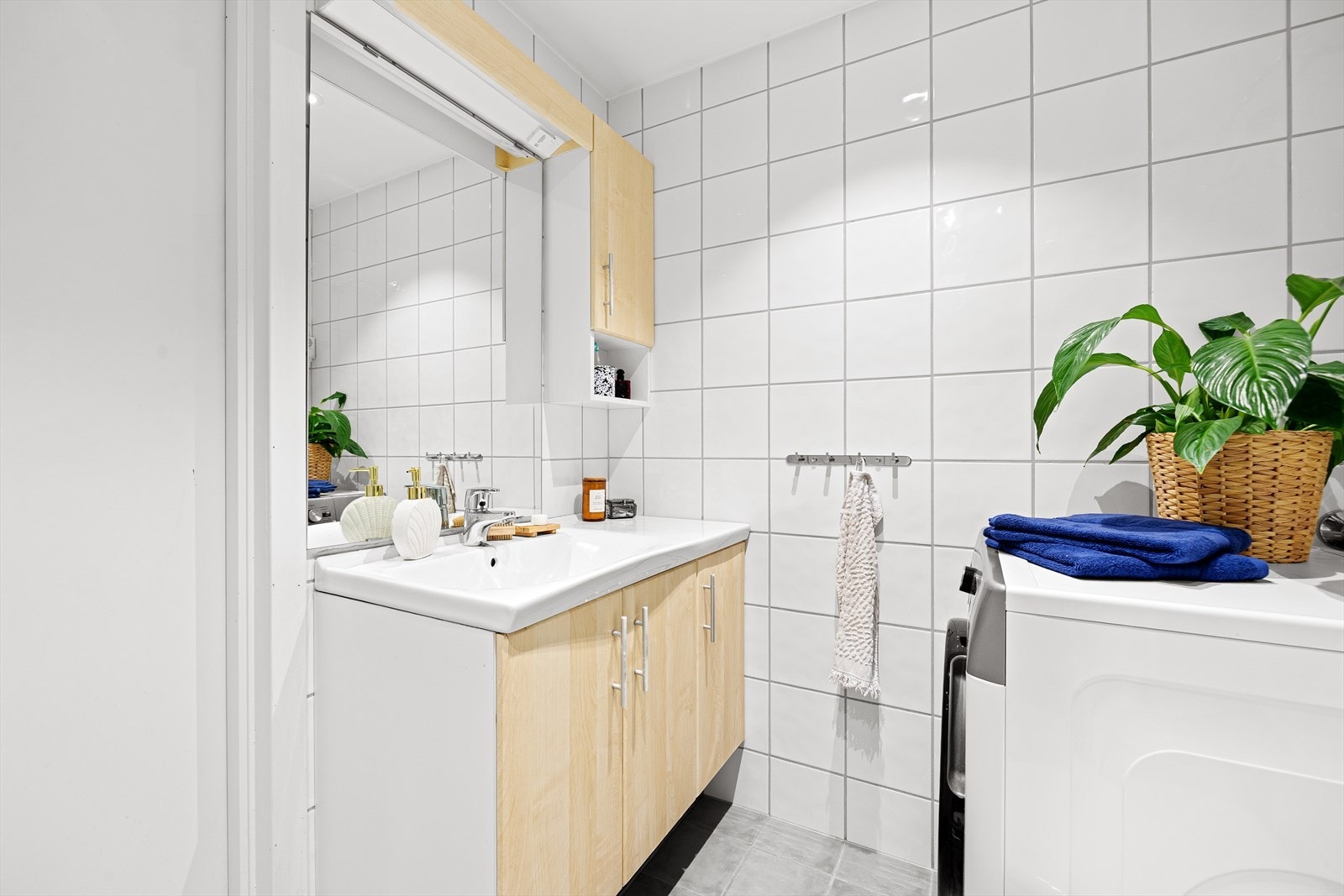 Badet er på ca. 3,7 m² og har behagelig gulvvarme samt opplegg til vaskemaskin. Galleribilde