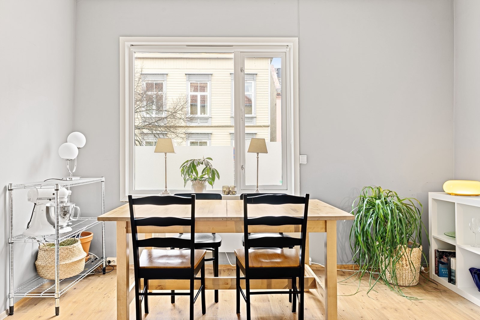 Spiseplassen er naturlig plassert mellom tv-stuen og kjøkken, og bidrar til en fin inndeling av sonene i leiligheten. Galleribilde