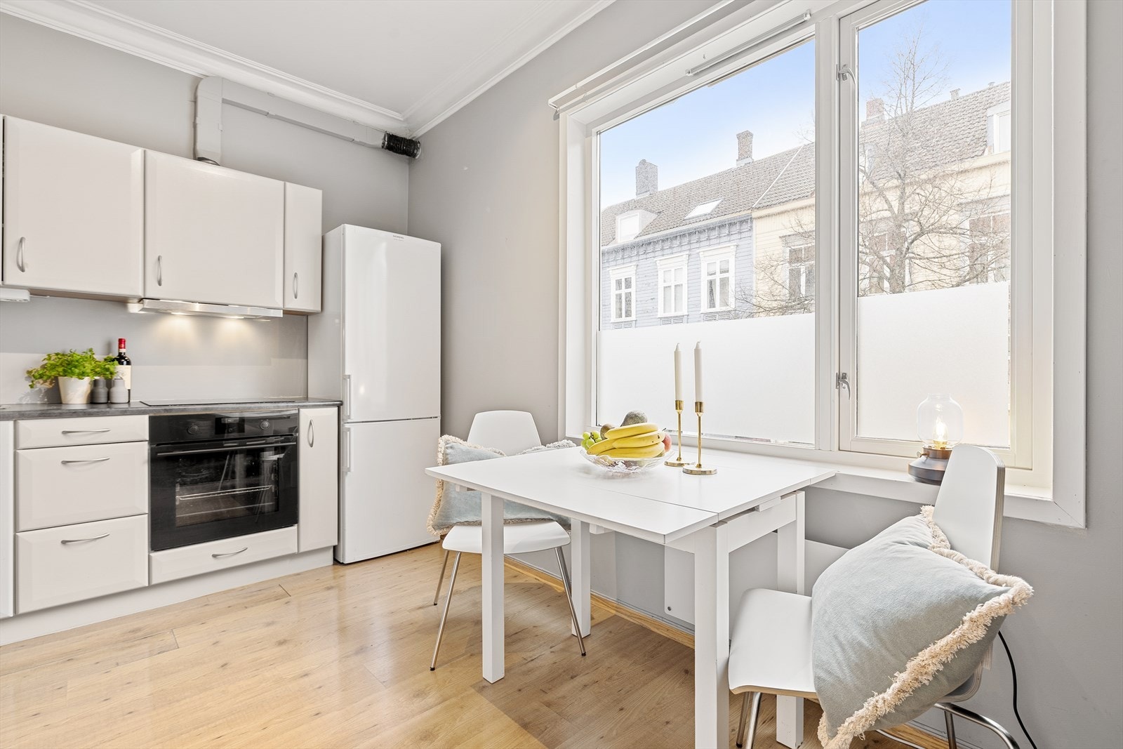 Fra spiseplassen på kjøkkenet får man en praktisk og sosial løsning hvor matlaging og samvær går hånd i hånd. Kjøkkenet måler ca. 9,5 m². Galleribilde