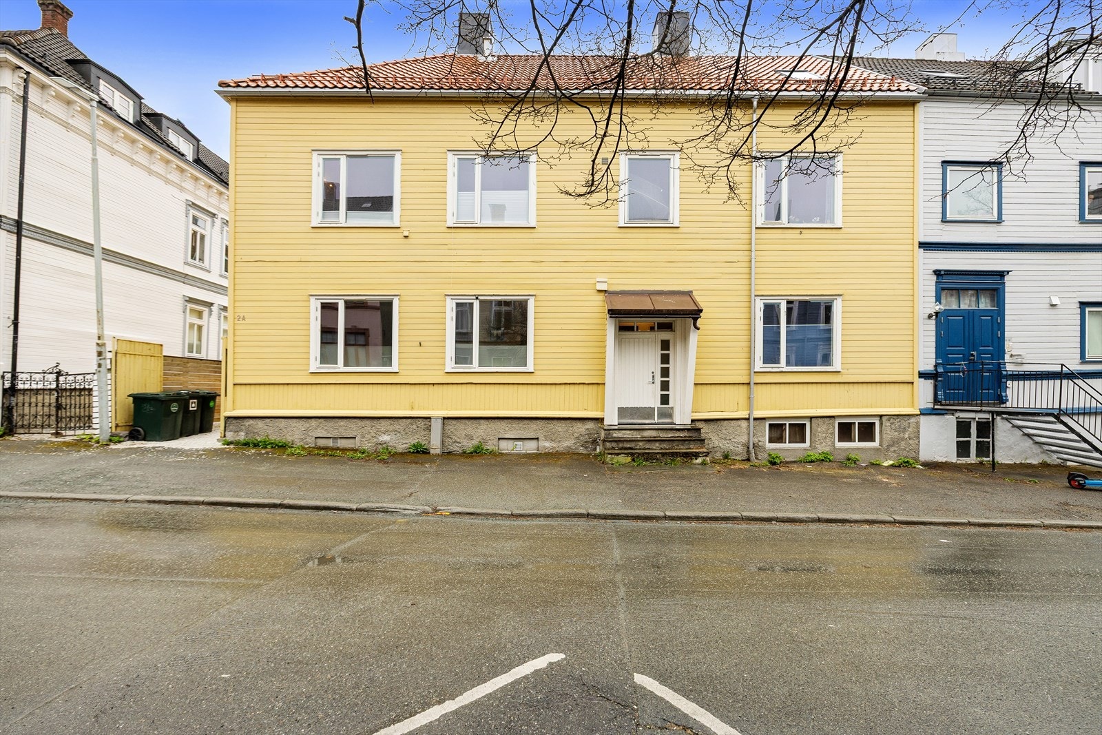 Fra boligen er det kun rundt 50 meter til Solsiden med restauranter, butikker, treningssenter og hyppige bussavganger til resten av byen. I tillegg disponerer leiligheten en ekstern kjellerbod med ekstra lagringsplass. Galleribilde
