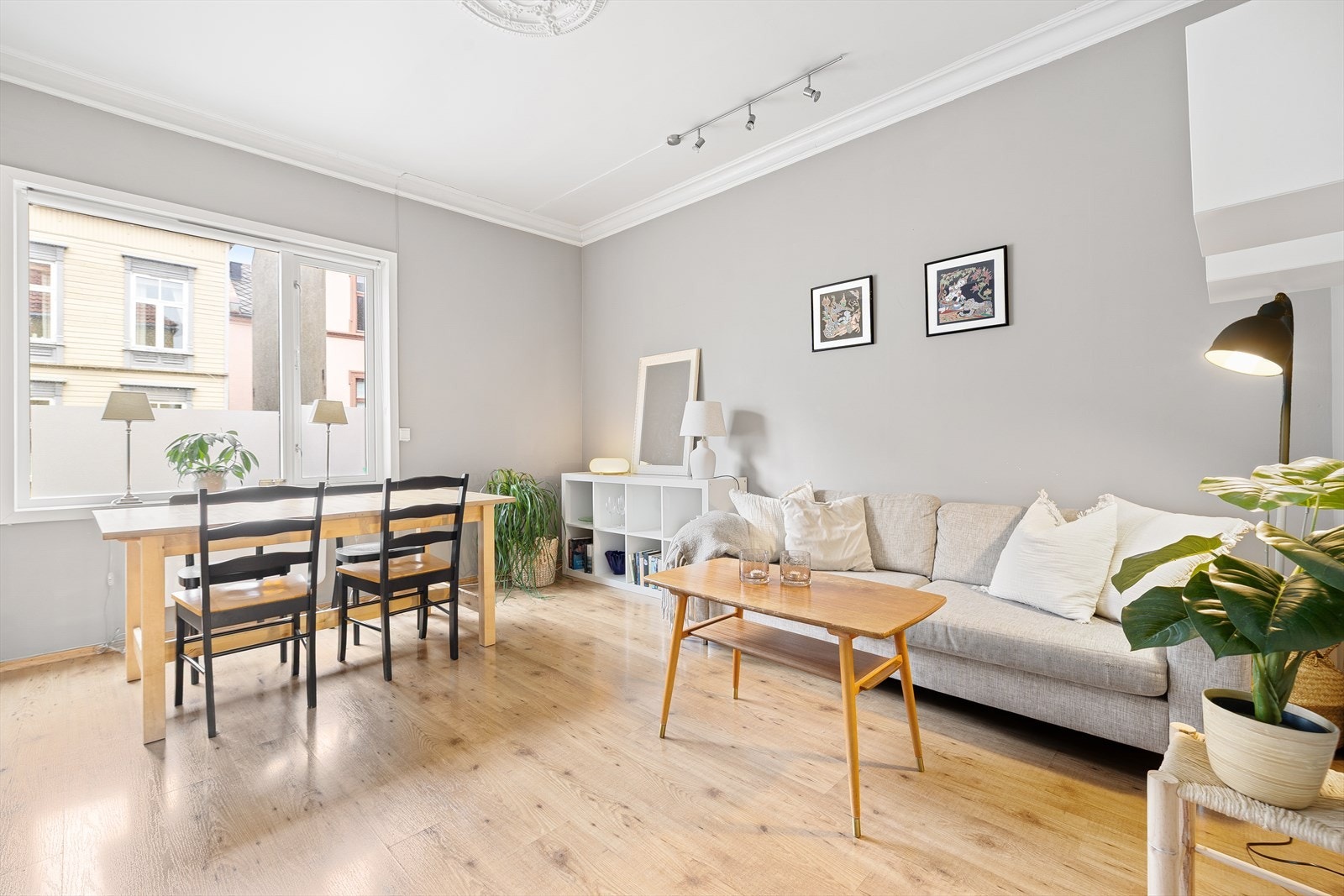 Stuen byr på fleksible møbleringsmuligheter med god plass til både sofagruppe, mediemøbler og personlige detaljer. Galleribilde