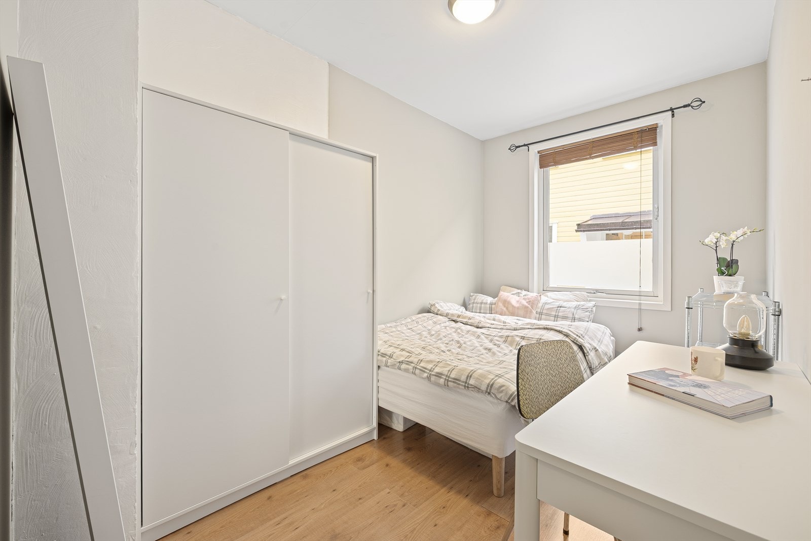 Soverom nummer to er på ca. 9 m² og passer godt som gjesterom, kontor eller barnerom. Galleribilde
