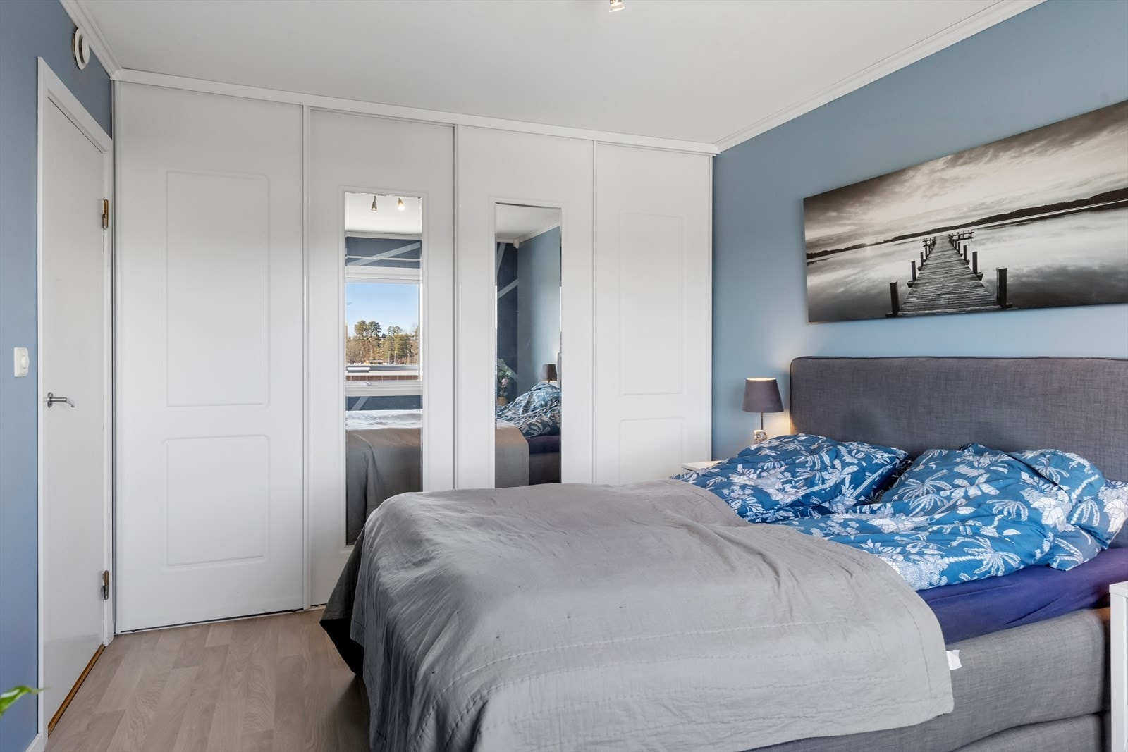 Største soverommet med stor skyvedørsgarderobe. Galleribilde